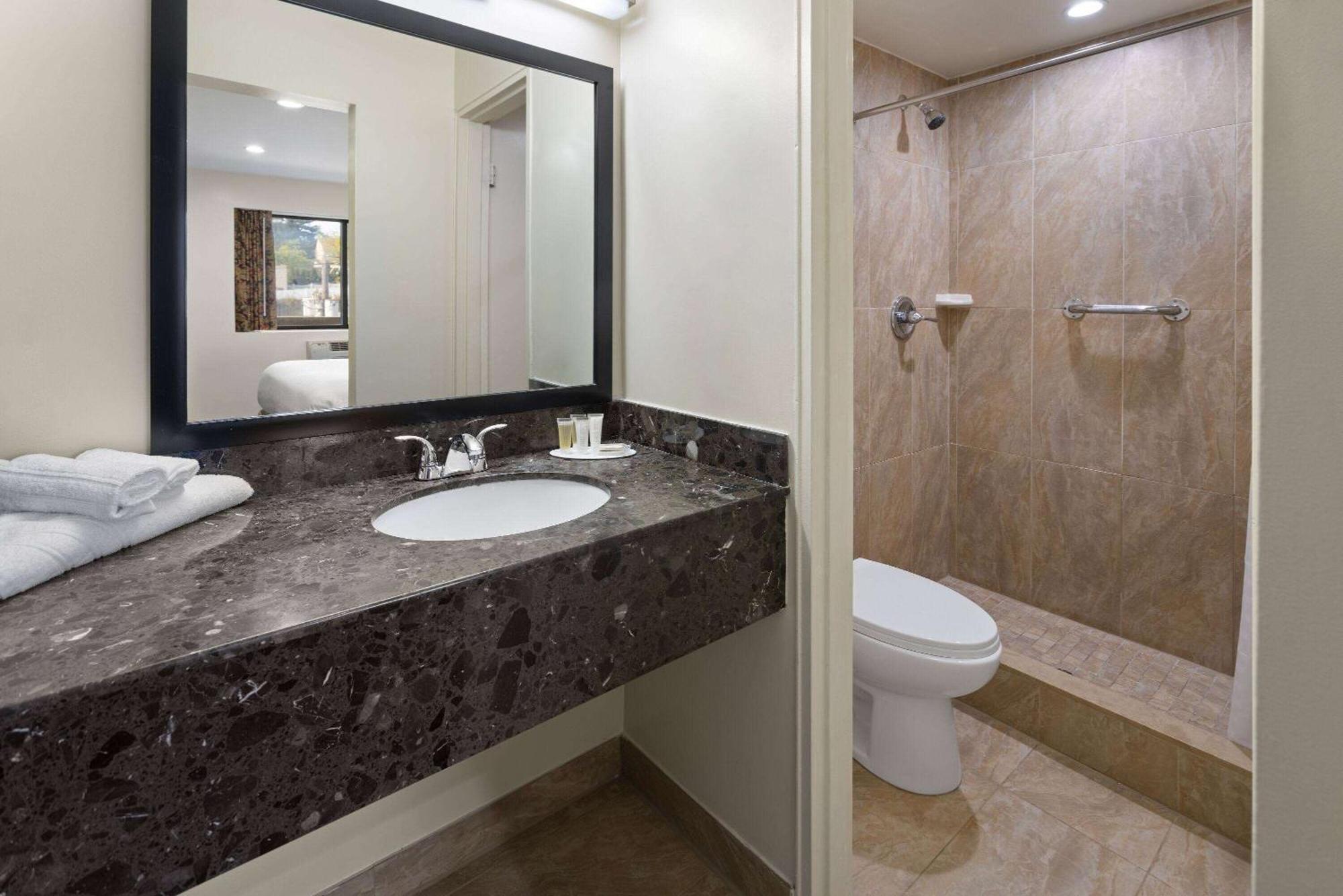 Travelodge By Wyndham Manhasset Exterior foto