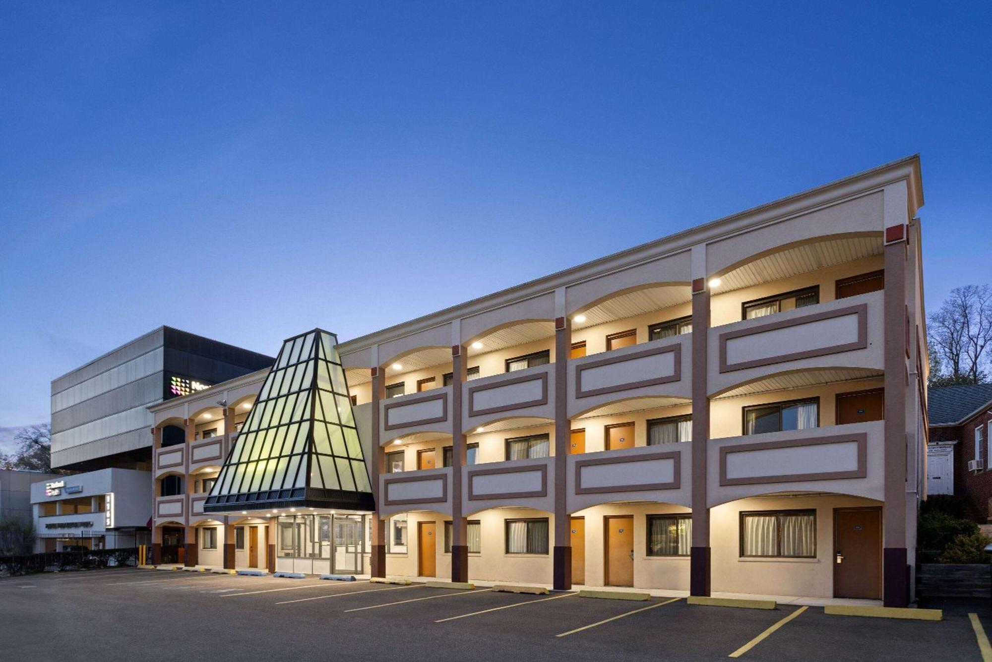 Travelodge By Wyndham Manhasset Exterior foto